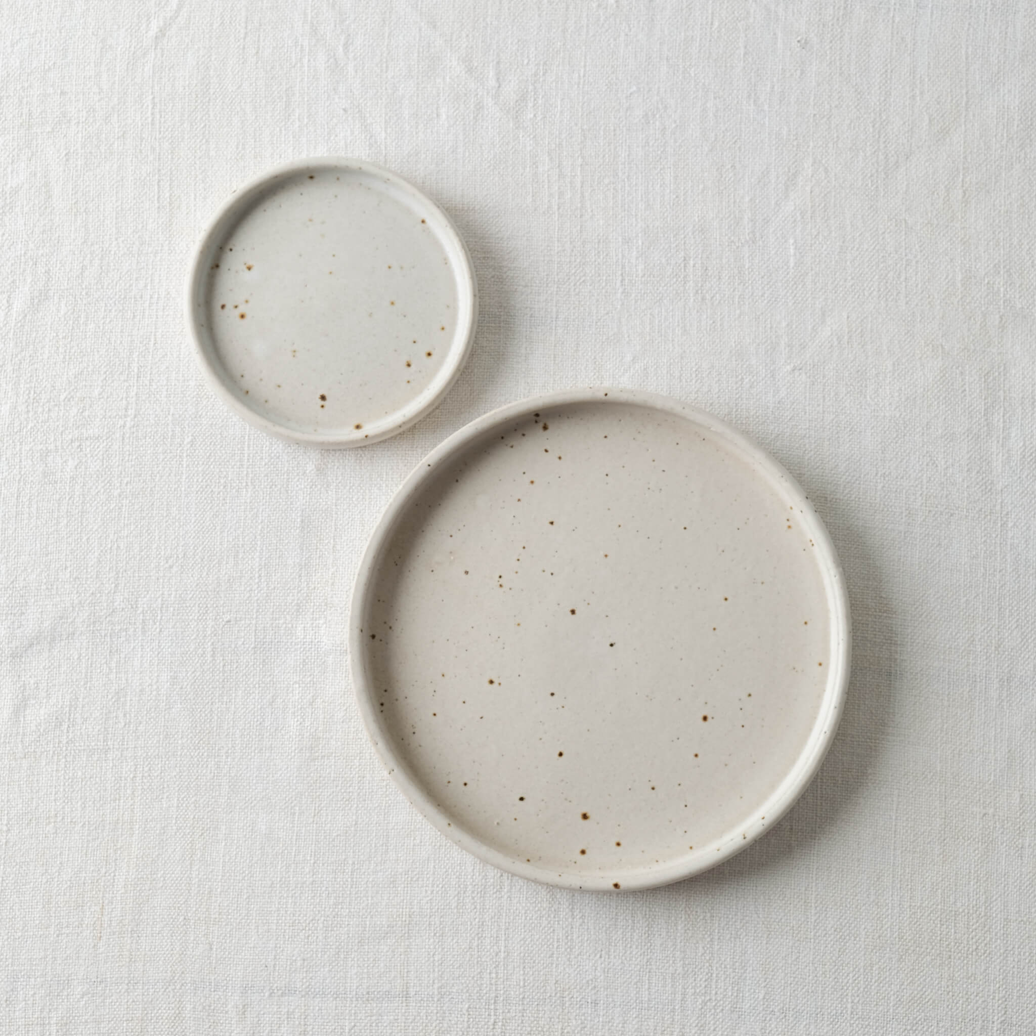 Dor &amp; Tan Pinch Dish - Matte White &amp; Speckled with co ordinating Cake Plate