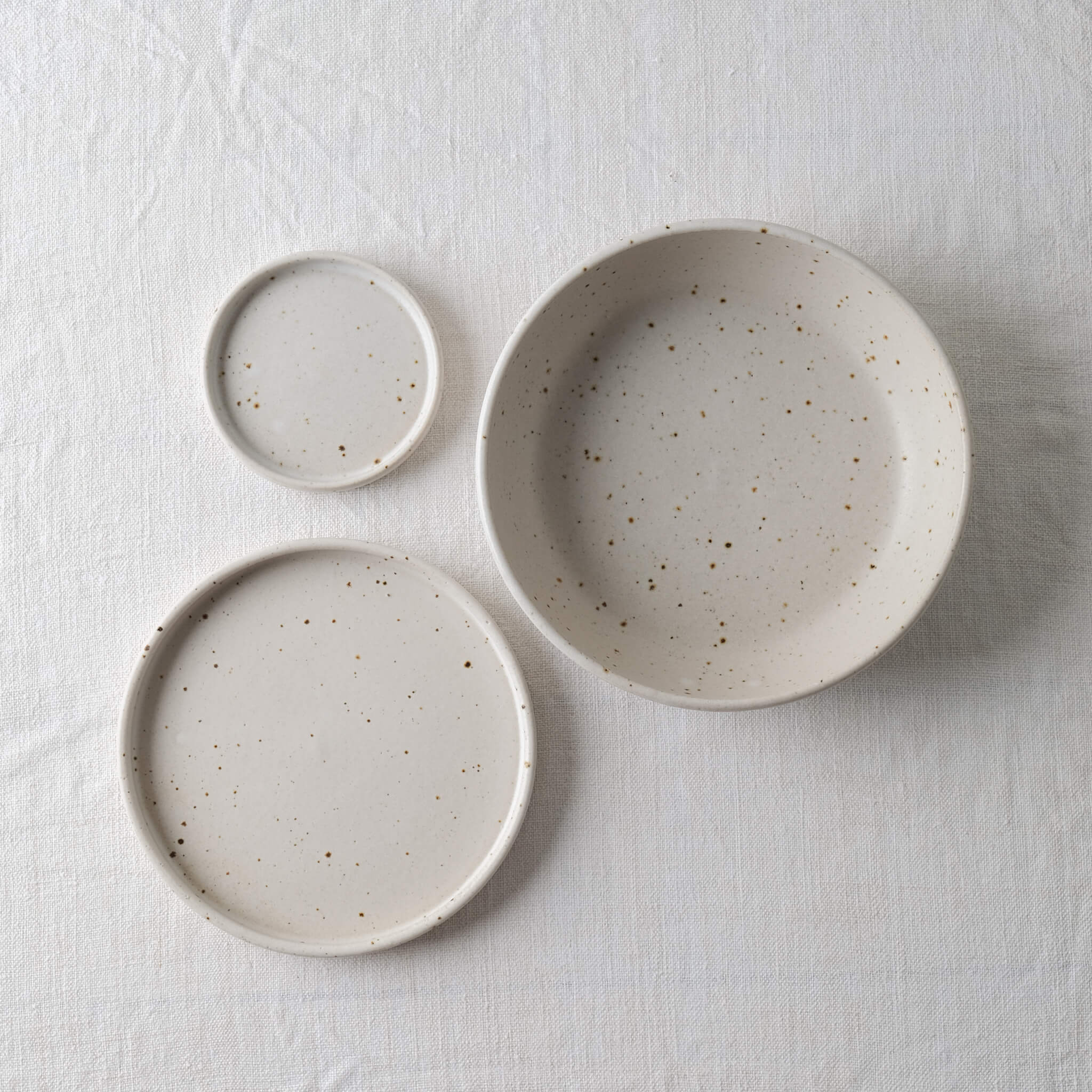 Dor &amp; Tan Pinch Dish - Matte White &amp; Speckled with co ordinating Pasta Plate &amp; Cake Plate