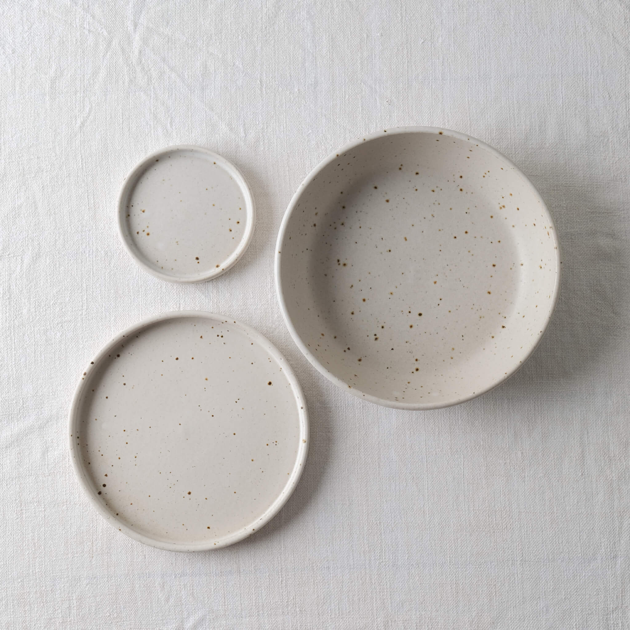 Dor &amp; Tan Cake Plate - Matte White &amp; Speckled with Pasta Plate &amp; Pinch Plate