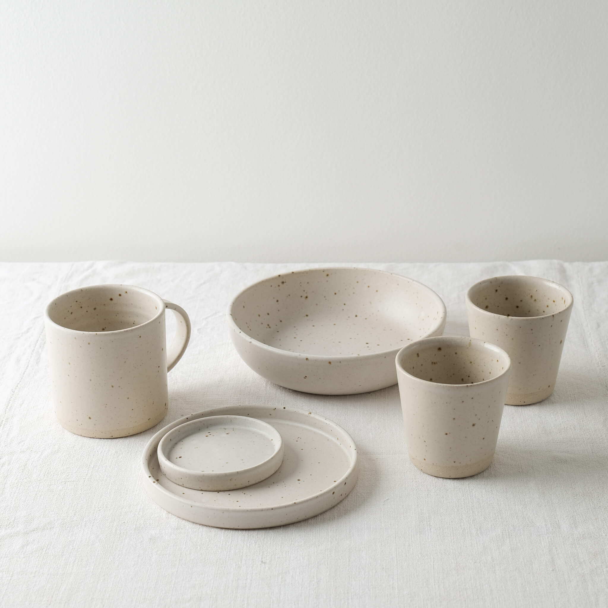 Dor & Tan Pinch Dish - Matte White & Speckled with co ordinating tableware